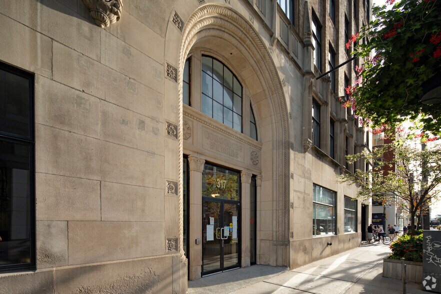 317 Adelaide St W, Toronto, ON à louer - Photo du bâtiment - Image 3 de 5