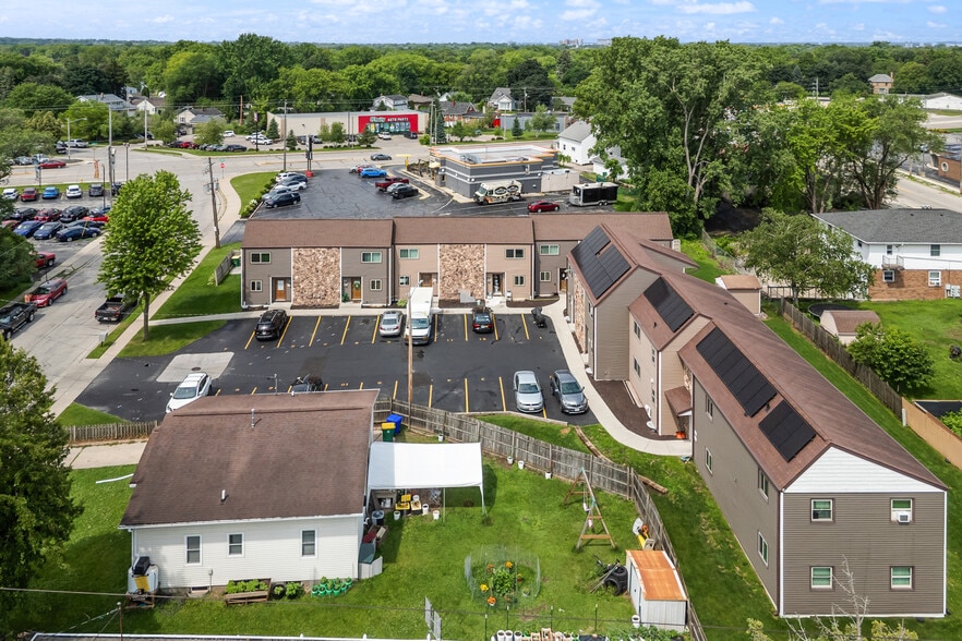 1747 Oakdale Ave, Green Bay, WI for sale - Building Photo - Image 2 of 57