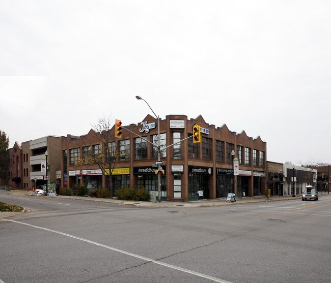 Plus de détails pour 115 Trafalgar Rd, Oakville, ON - Commerce de détail à vendre