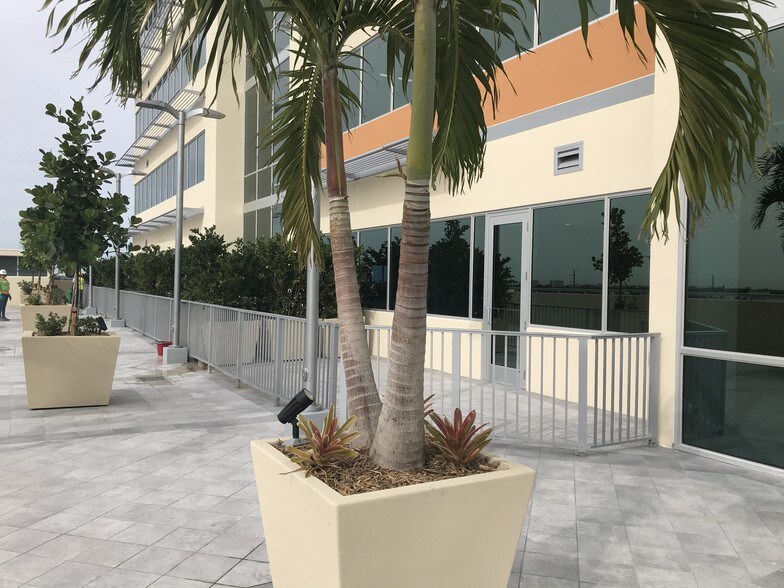 2801 NE 213th St, Aventura, FL à louer - Photo du bâtiment - Image 2 de 7
