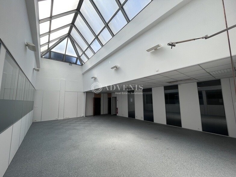 1 Avenue Jean D'Alembert, Trappes for lease - Interior Photo - Image 3 of 6