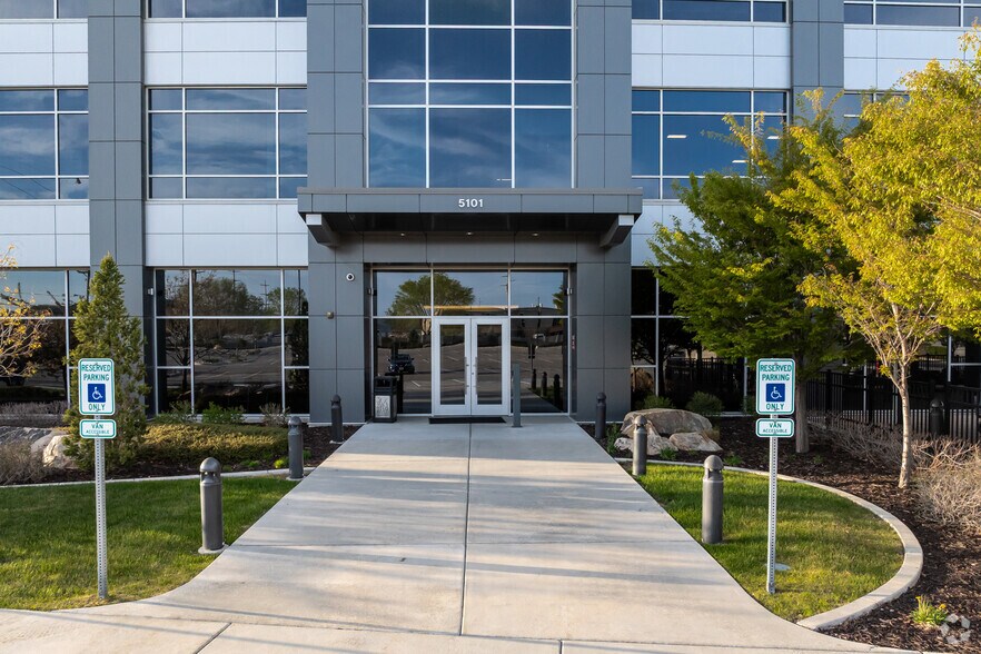 5101 S Commerce Dr, Murray, UT à louer - Photo du bâtiment - Image 2 de 7