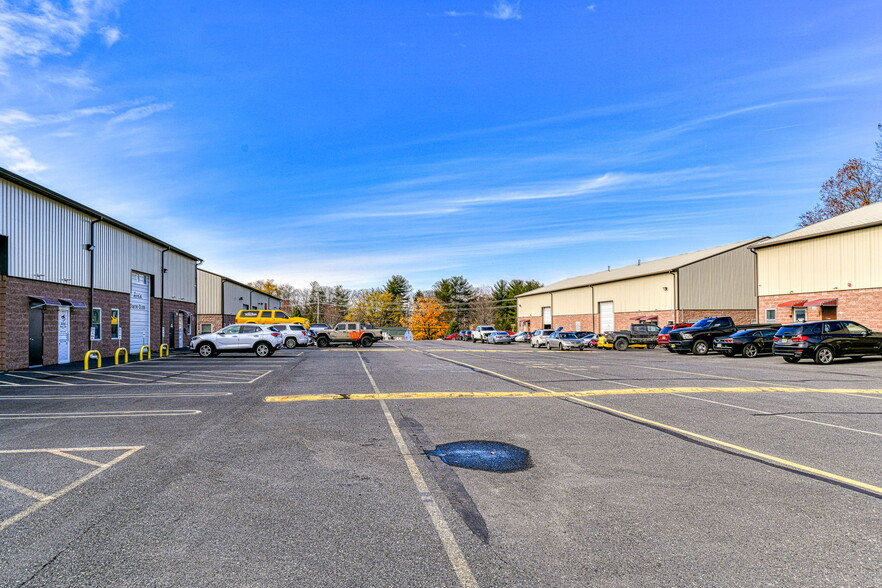 242 Possum Hollow Rd portfolio of 5 properties for sale on LoopNet.ca - Building Photo - Image 3 of 19