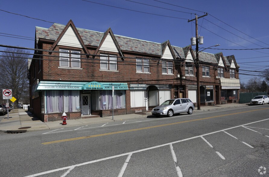 615-621 Seaman Ave, Baldwin, NY à vendre - Photo principale - Image 1 de 10