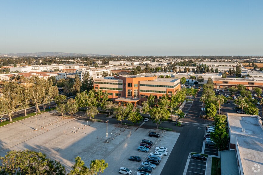 11190 Warner Ave, Fountain Valley, CA à louer - Aérien - Image 2 de 2