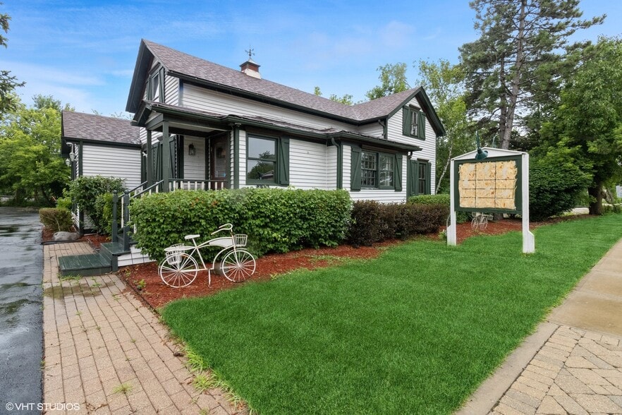 438 N Hough St, Barrington, IL à louer - Photo du bâtiment - Image 1 de 41