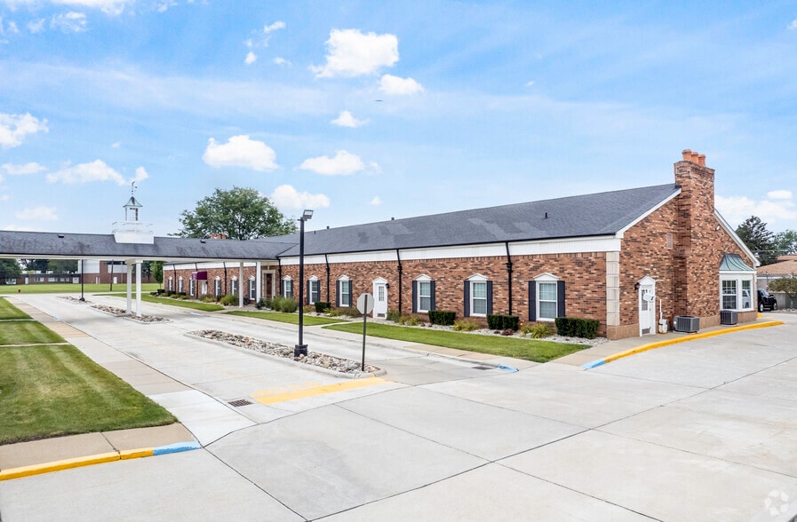 14049-14061 E 13 Mile Rd, Warren, MI à louer - Photo du bâtiment - Image 1 de 6