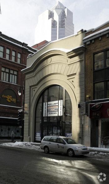 539 Rue Sainte-Catherine O, Montréal, QC à vendre - Photo du bâtiment - Image 2 de 2