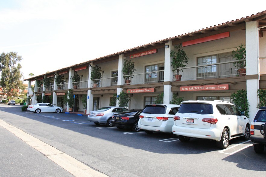 171 E Thousand Oaks Blvd, Thousand Oaks, CA à louer - Photo du bâtiment - Image 3 de 11