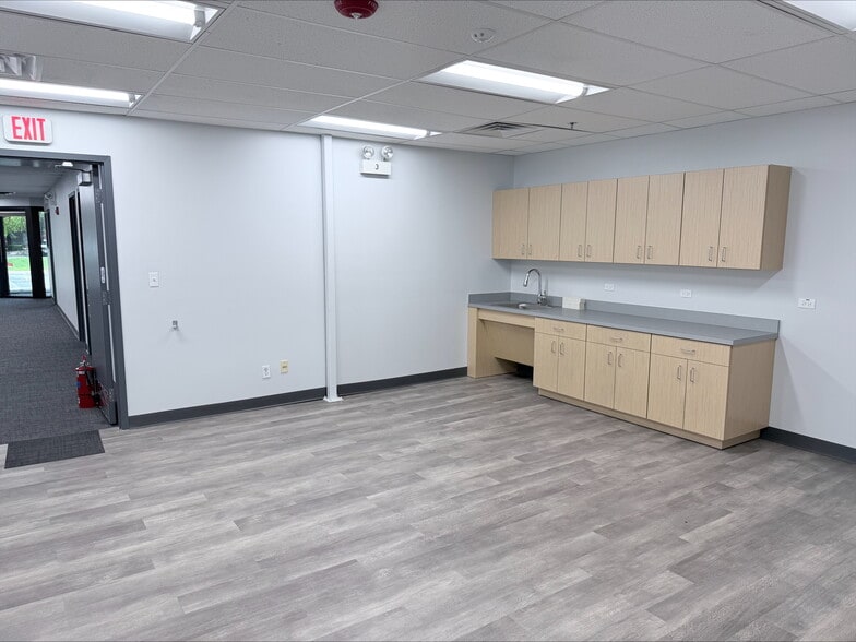 385 Fenton Ln, West Chicago, IL for lease - Building Photo - Image 3 of 4