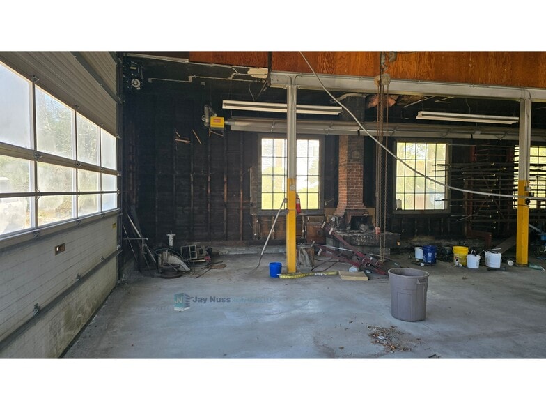 617 N Elm St, West Bridgewater, MA for sale - Interior Photo - Image 3 of 5
