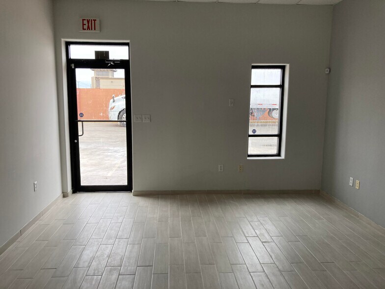 824 E Hackberry Ave, McAllen, TX for lease - Building Photo - Image 2 of 10