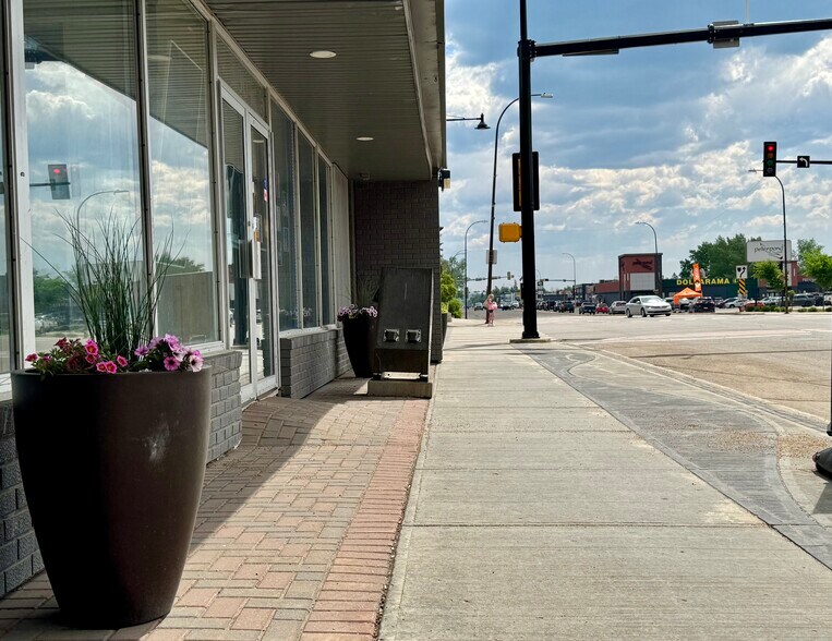 9904 Franklin Ave, Fort McMurray, AB à louer - Photo du bâtiment - Image 2 de 9
