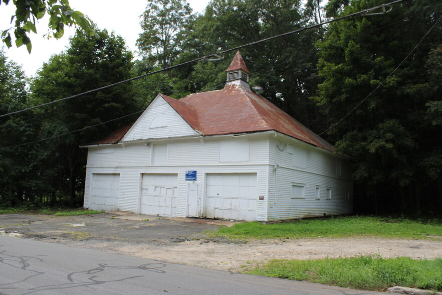 161 Meadow St, Winsted, CT à vendre - Photo du bâtiment - Image 1 de 1