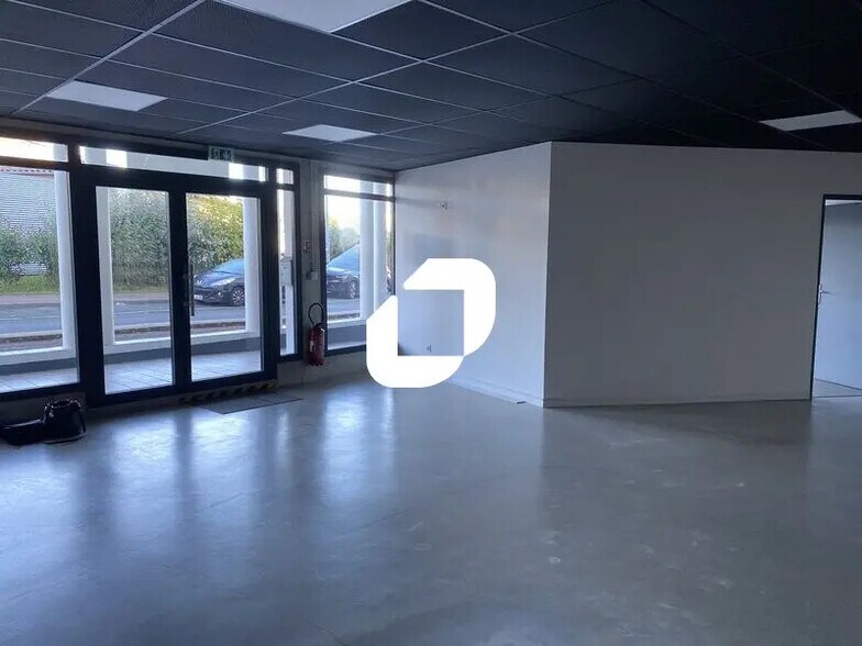 Retail in Talence for lease - Interior Photo - Image 3 of 8