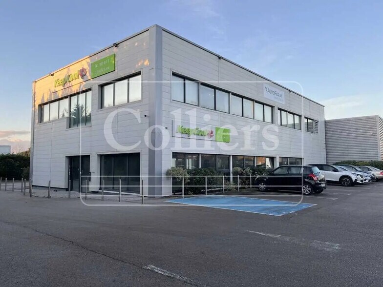 Commerce de détail dans Éguilles à louer - Photo du bâtiment - Image 1 de 7