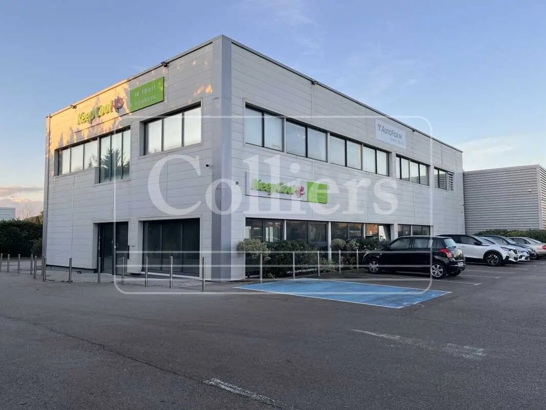 Retail in Éguilles for lease Building Photo- Image 1 of 8