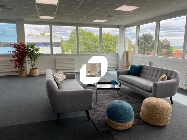 Office in Cergy for lease - Building Photo - Image 3 of 28