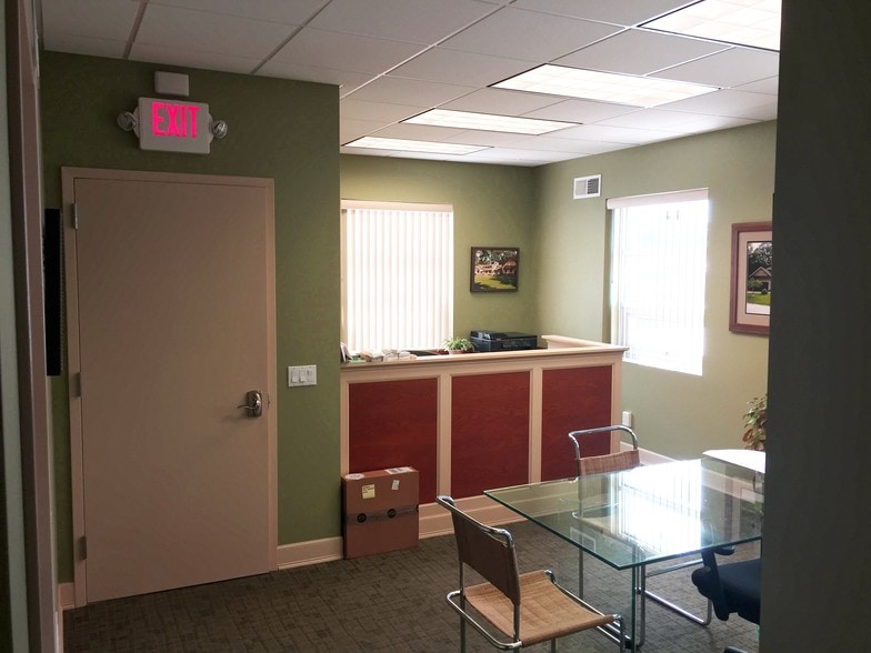 114 Windsor Ave, Mineola, NY for lease - Interior Photo - Image 3 of 8