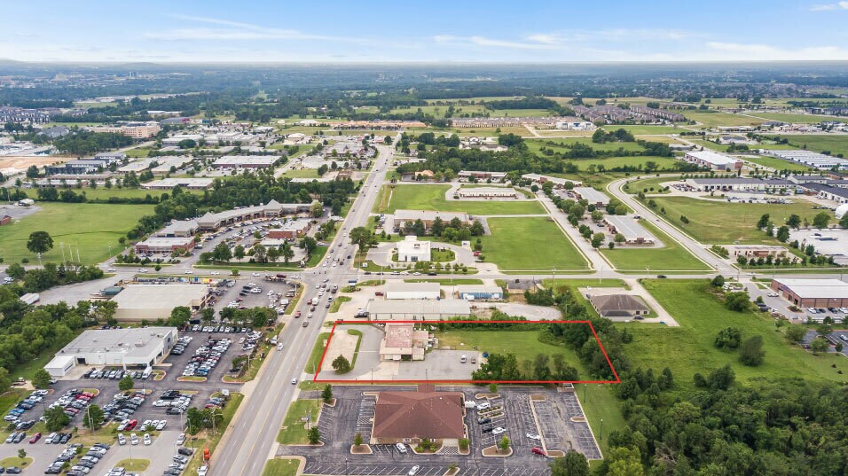 2806 S Walton Blvd, Bentonville, AR à vendre - Photo du bâtiment - Image 2 de 4