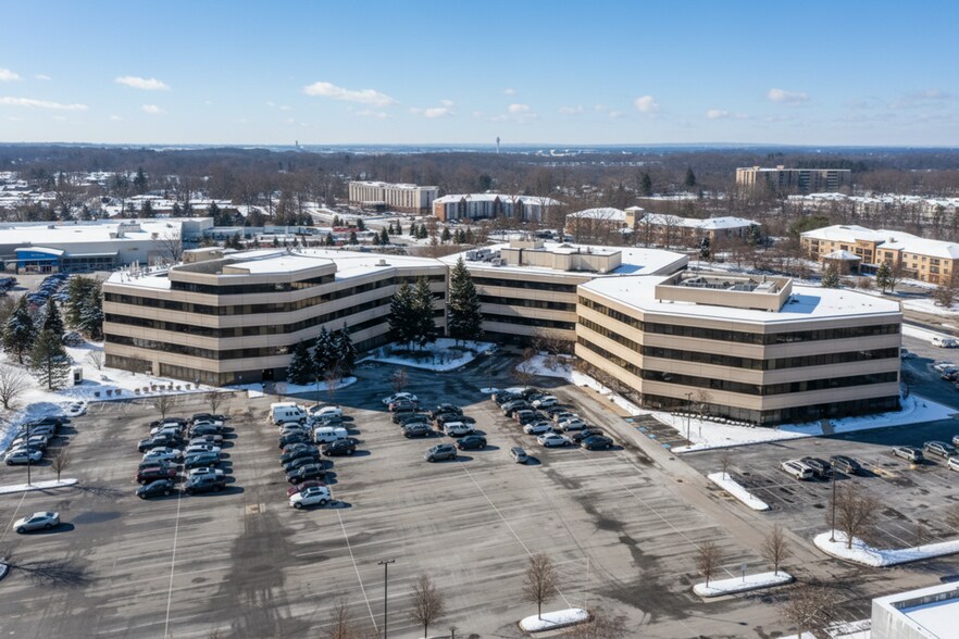 24950-25000 Country Club Blvd, North Olmsted, OH à louer - Photo du bâtiment - Image 2 de 21