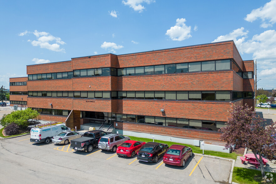 3215 12 St NE, Calgary, AB for lease - Building Photo - Image 1 of 7