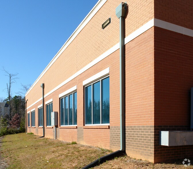 1340 Sunday Dr, Raleigh, NC à louer - Photo du bâtiment - Image 3 de 6