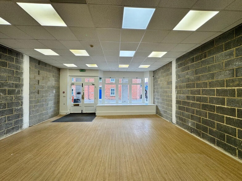 48-52 Wedgewood St, Aylesbury for lease - Building Photo - Image 2 of 13