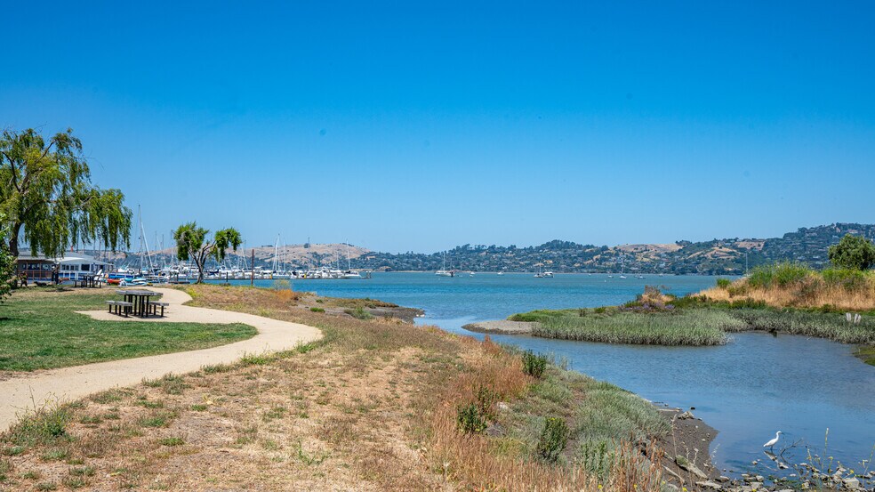 1411-1417 Bridgeway Blvd, Sausalito, CA à louer - Photo du bâtiment - Image 2 de 12