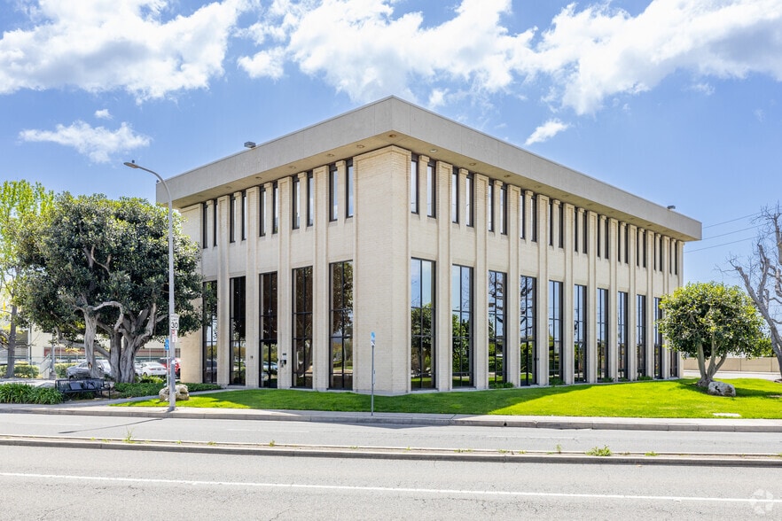 4050 W Metropolitan Dr, Orange, CA for lease - Building Photo - Image 1 of 2