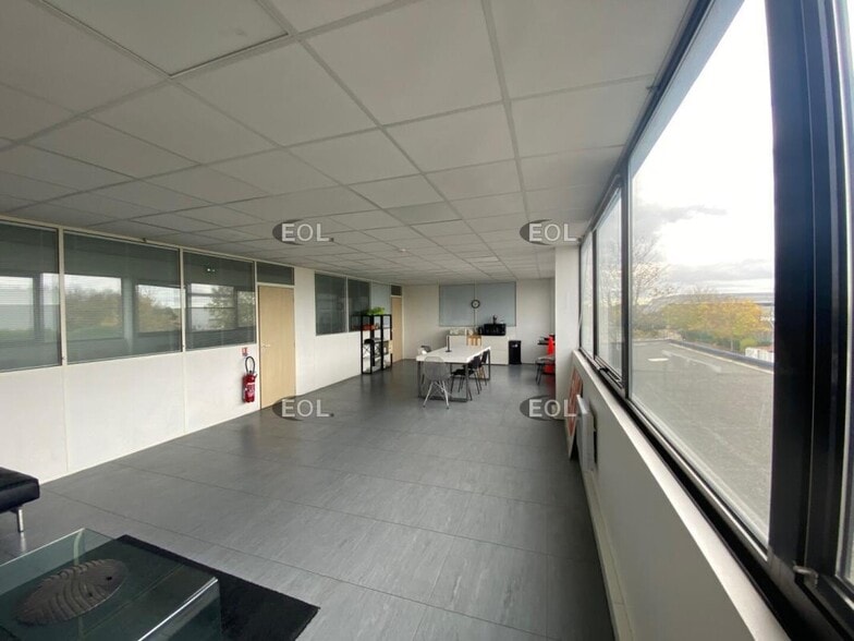 Flex in Combs-la-Ville for lease - Interior Photo - Image 3 of 13