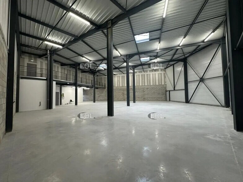 Flex in Aubagne for lease - Interior Photo - Image 3 of 12