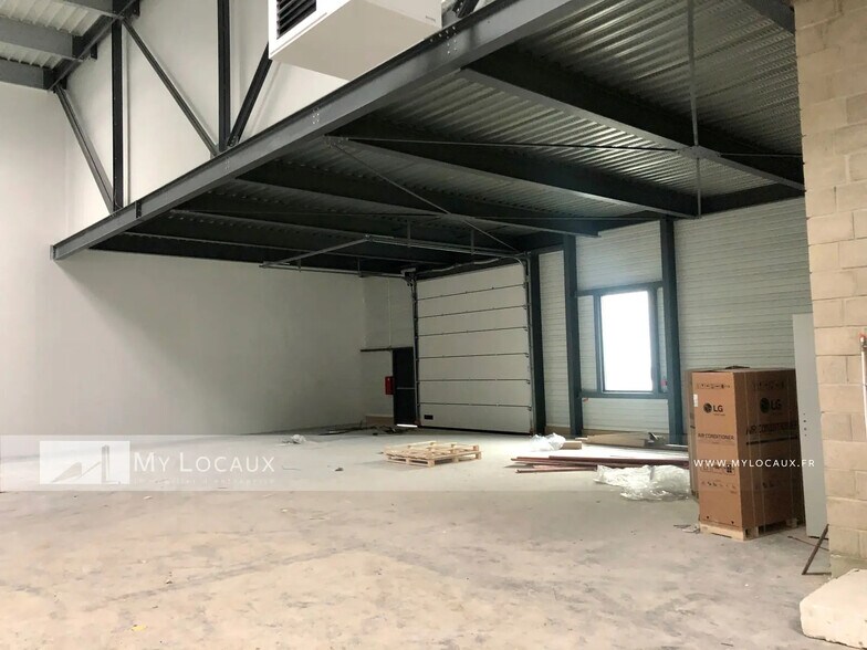 Flex in Villeneuve-la-Garenne for lease - Interior Photo - Image 2 of 4