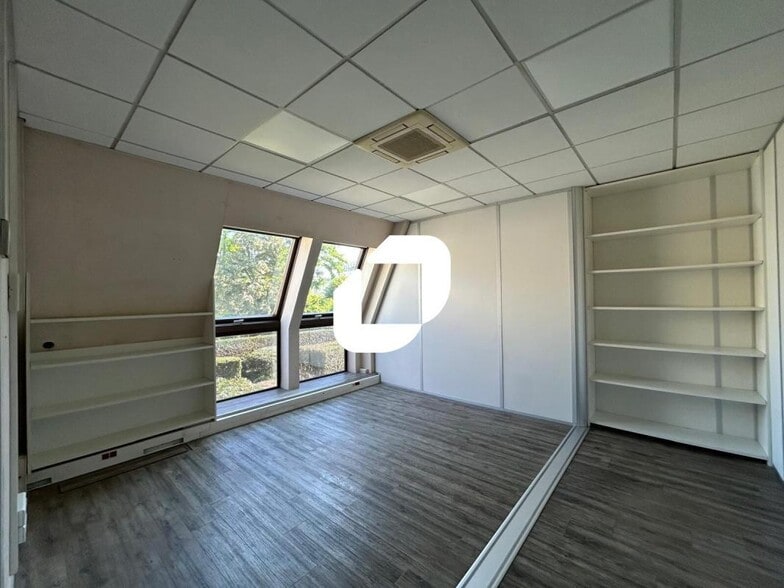Office in Villejuif for lease - Interior Photo - Image 2 of 7