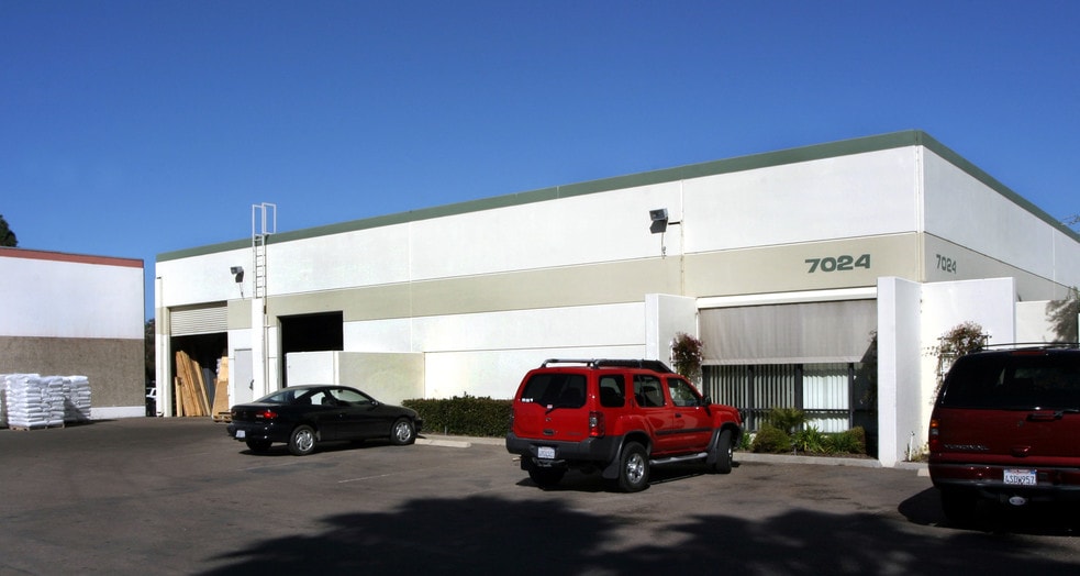 7024 Manya Cir, San Diego, CA à louer - Photo du bâtiment - Image 2 de 4