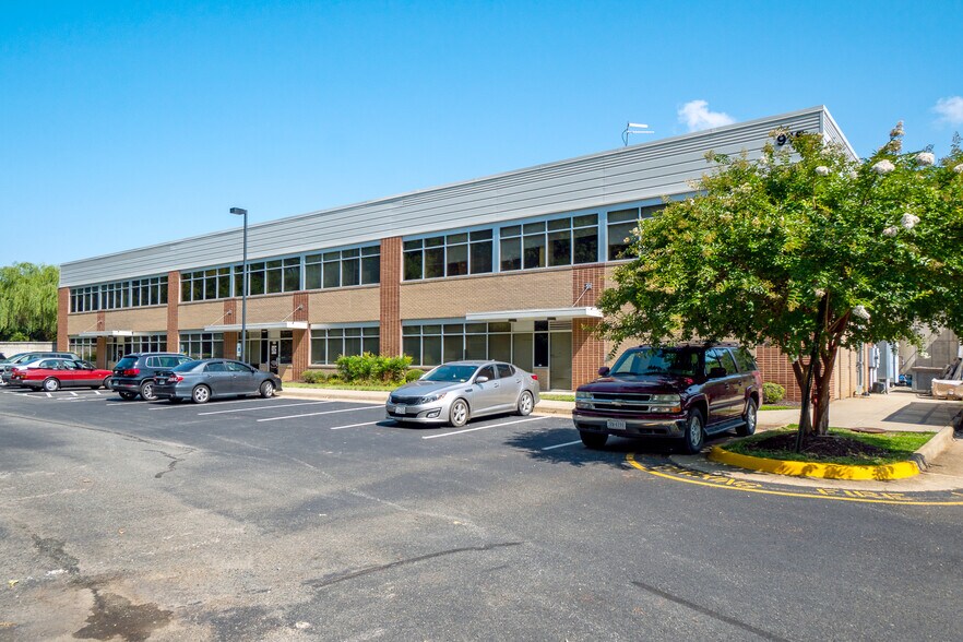 915 Maple Grove Dr, Fredericksburg, VA à louer - Photo du bâtiment - Image 2 de 6