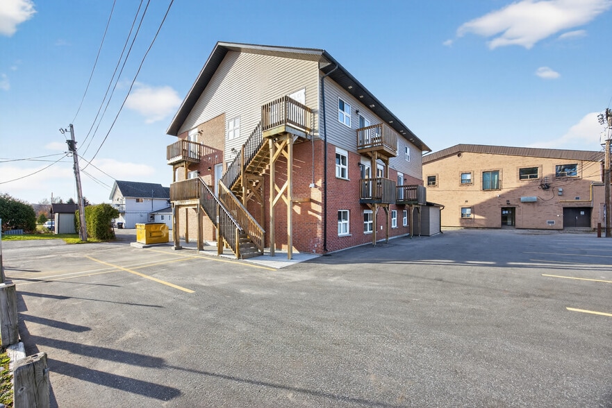 2 Tessier Dr, Penetanguishene, ON à vendre - Photo du bâtiment - Image 3 de 11