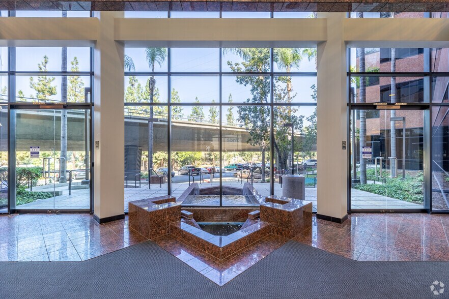 2878 Camino del Rio S, San Diego, CA à louer - Hall d’entrée - Image 3 de 8