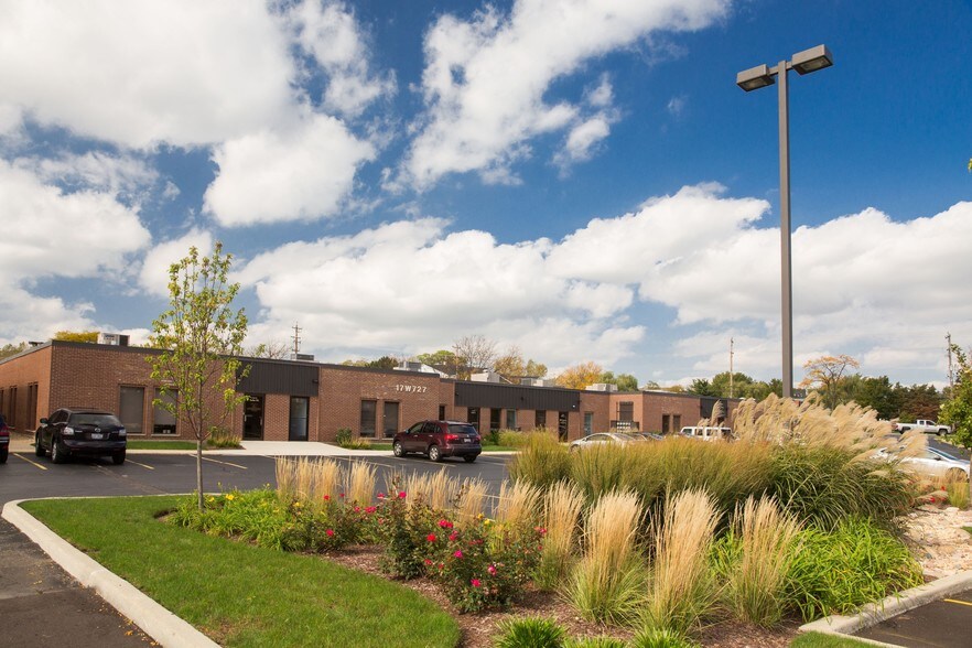 17W695-17W745 Butterfield Rd, Oakbrook Terrace, IL à louer - Photo du bâtiment - Image 2 de 6