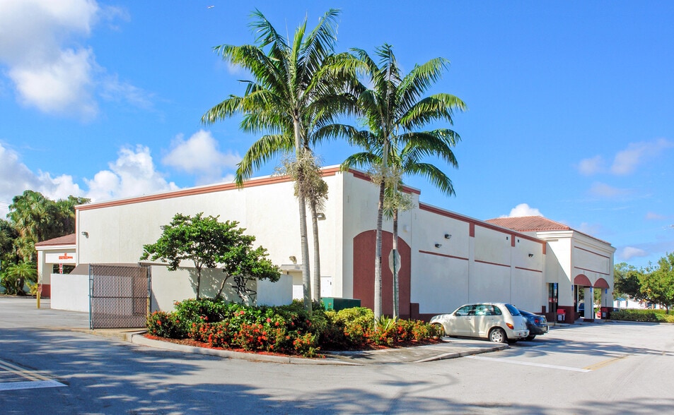 6980 W Commercial Blvd, Lauderhill, FL for lease - Building Photo - Image 2 of 6