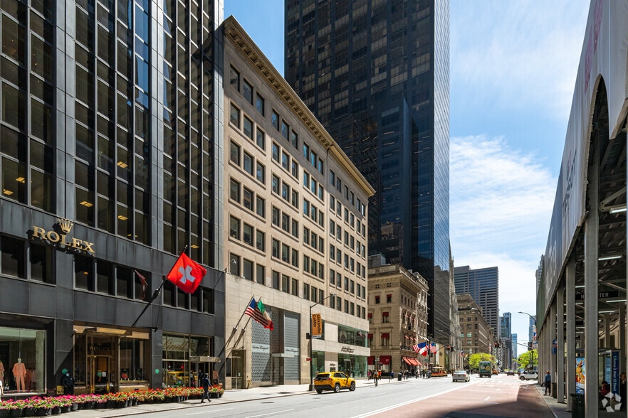 655 5th Ave, New York, NY à louer - Photo du bâtiment - Image 2 de 12