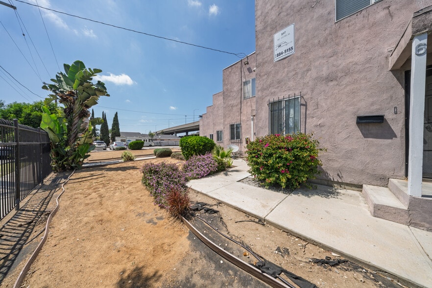 517 W 117th St, Los Angeles, CA à vendre - Photo du bâtiment - Image 3 de 7