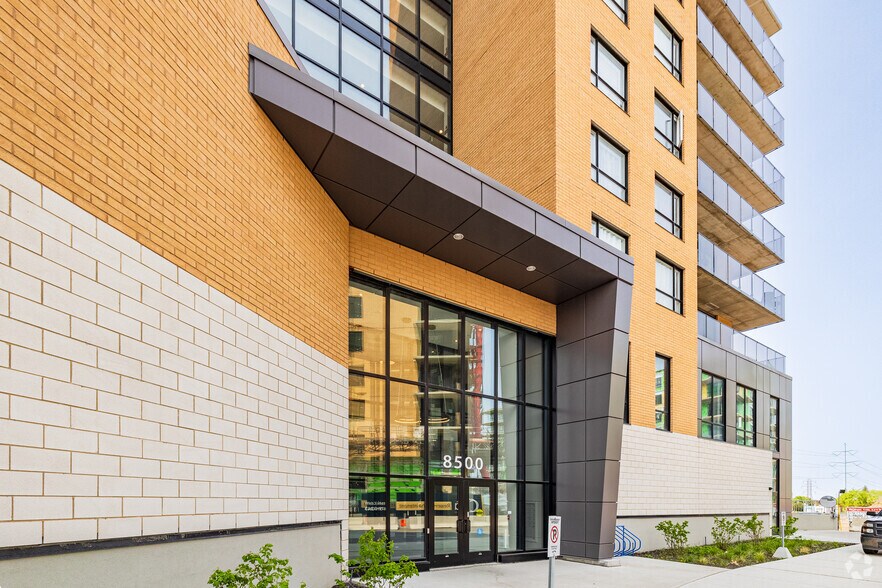 8500 Boul Viau, Saint-leonard, QC à louer - Photo du bâtiment - Image 3 de 5