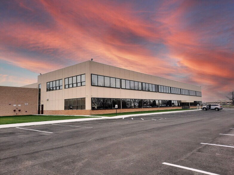 7801 N Central Dr, Lewis Center, OH à louer - Photo du bâtiment - Image 1 de 11