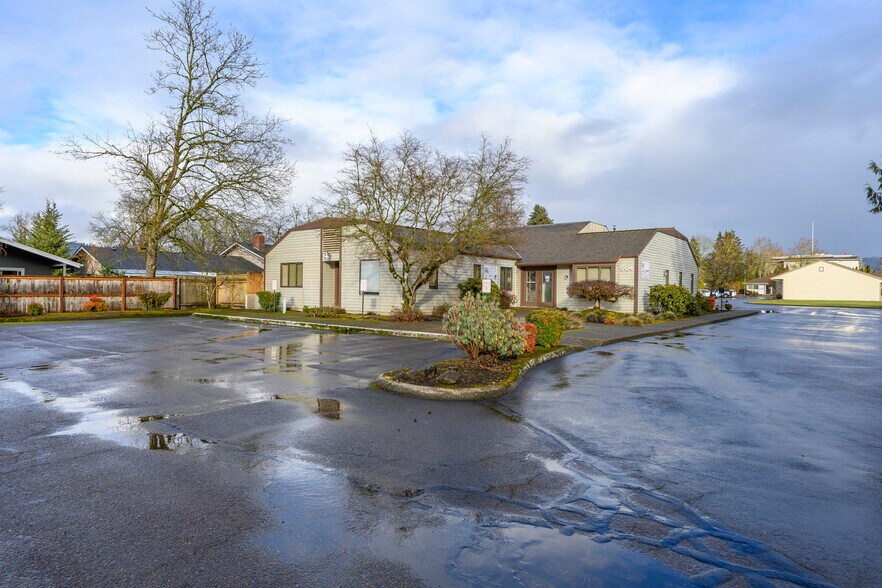 504 Villa Rd, Newberg, OR à vendre - Photo du bâtiment - Image 3 de 40
