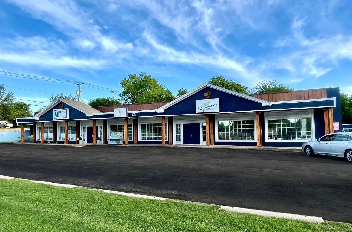 208 E Broad St, Mansfield, TX for lease Building Photo- Image 1 of 4