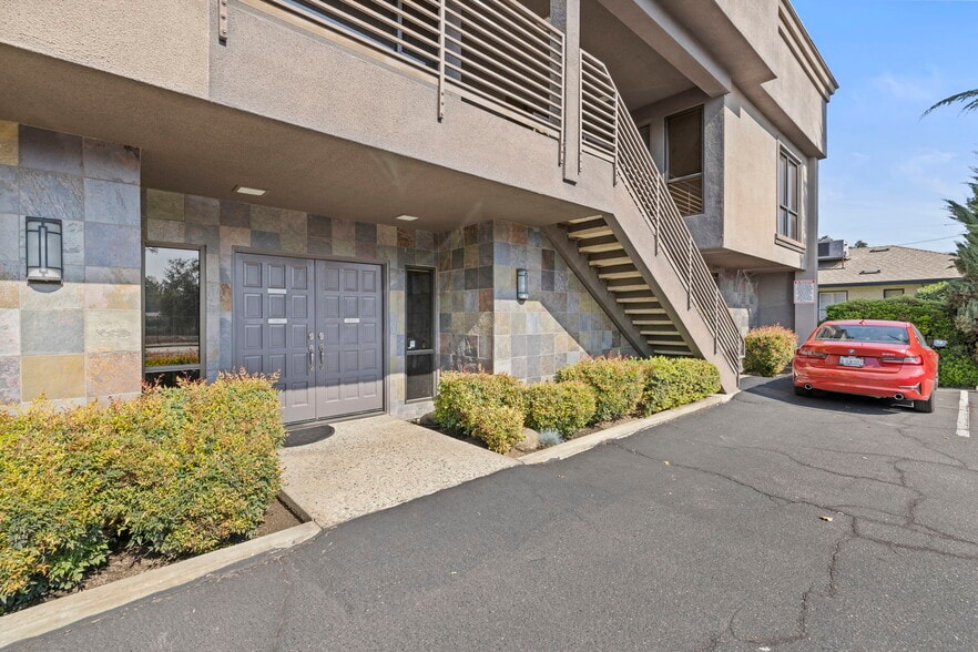 1606 W Mineral King Ave, Visalia, CA à vendre - Photo du bâtiment - Image 3 de 50