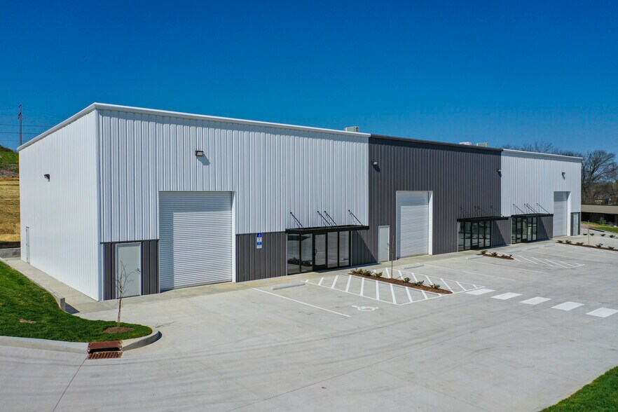 208 Bear Commerce Dr, Columbia, TN à louer - Photo du bâtiment - Image 2 de 5