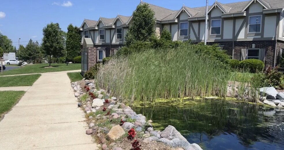 11516 N Port Washington Rd, Mequon, WI à vendre - Vidéo sur l’inscription commerciale - Image 2 de 11