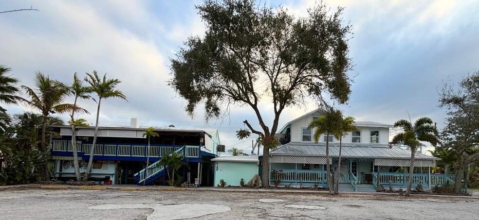 4391 Dixie Hwy NE, Palm Bay, FL à vendre - Photo du bâtiment - Image 2 de 16